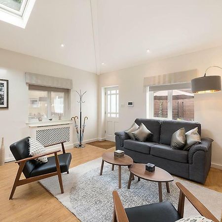 Beautiful West London House Villa ภายนอก รูปภาพ